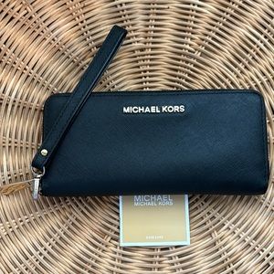 MICHAEL KORS Leather Continental Wristlet wallet black